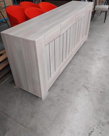 Nıeuwe dressoir (nog in de doos) beschikbaar voor biedingen