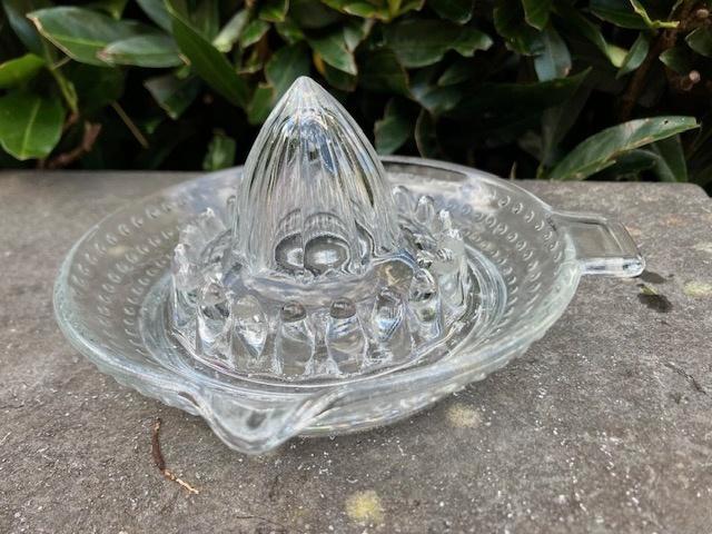 ANCIEN PRESSE-AGRUMES EN VERRE, PRESSE-ORANGE. Parfait état., Collections, Rétro, Maison et Meubles, Enlèvement ou Envoi