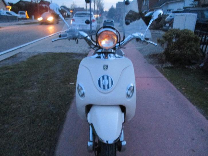 scooter A klasse b.t.c  legend, Fietsen en Brommers, Scooters | Overige merken, Zo goed als nieuw, Klasse A (25 km/u), Benzine