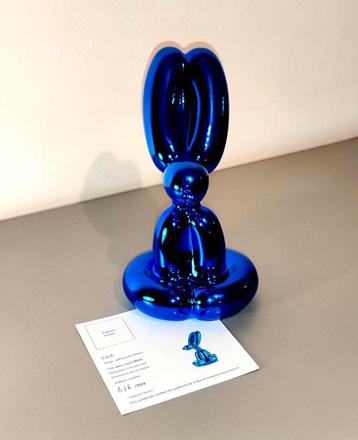 Jeff Koons Sitting Balloon Rabbit Blauw beschikbaar voor biedingen