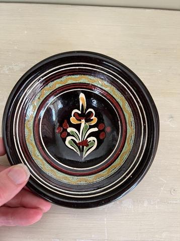 Handbeschilderd aardewerken schoteltje. beschikbaar voor biedingen