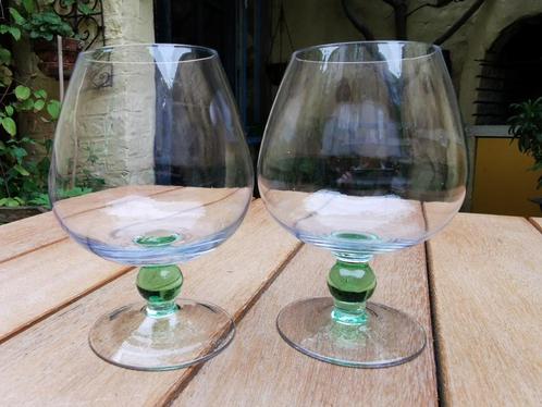 2 x Cognacglas groot, mondgeblazen, groene steel, prijs/set., Huis en Inrichting, Keuken | Servies, Zo goed als nieuw, Glas of Glazen