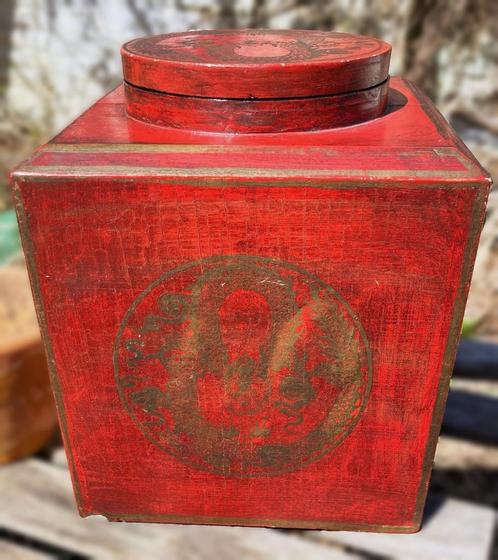 Vintage rode houten theebox met gouden draken versieringen, Antiquités & Art, Antiquités | Ustensiles de cuisine, Enlèvement ou Envoi