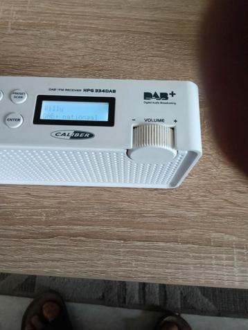 DAB radio fm en bleuthoot kleine witte radio  beschikbaar voor biedingen