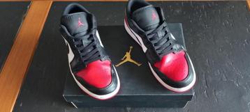 Nike Air Jordan 1 Low White/Black-Varsity Red beschikbaar voor biedingen