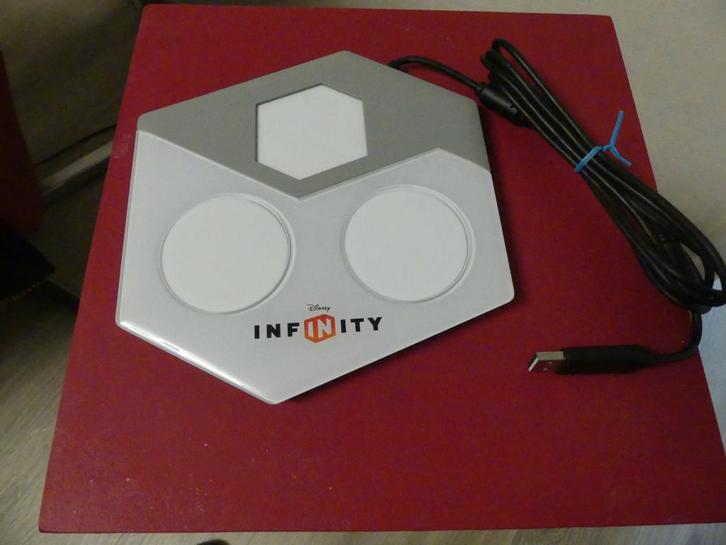 Disney Infinity portal base + 3 figuren, Games en Spelcomputers, Games | Nintendo Wii, Gebruikt, Ophalen of Verzenden