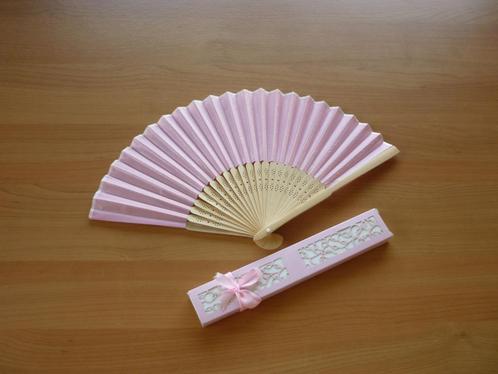 Glanzend roze houten waaier met geschenkdoos, Huis en Inrichting, Woonaccessoires | Wanddecoraties, Ophalen of Verzenden