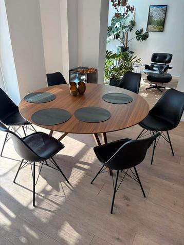 Ronde walnoot tafel juntoo beschikbaar voor biedingen