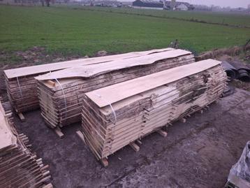 Houten planken en houten balken beschikbaar voor biedingen