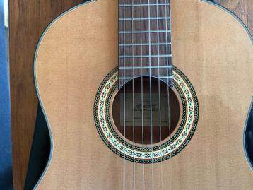 Guitares classiques 4/4 et 1/2 + accessoires beschikbaar voor biedingen