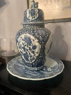 Schaal met onbeschadigde vaas volledig in Delft!!, Antiquités & Art, Antiquités | Céramique & Poterie, Enlèvement