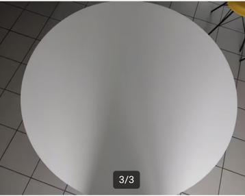 Witte, ronde tafel. 120cm. beschikbaar voor biedingen