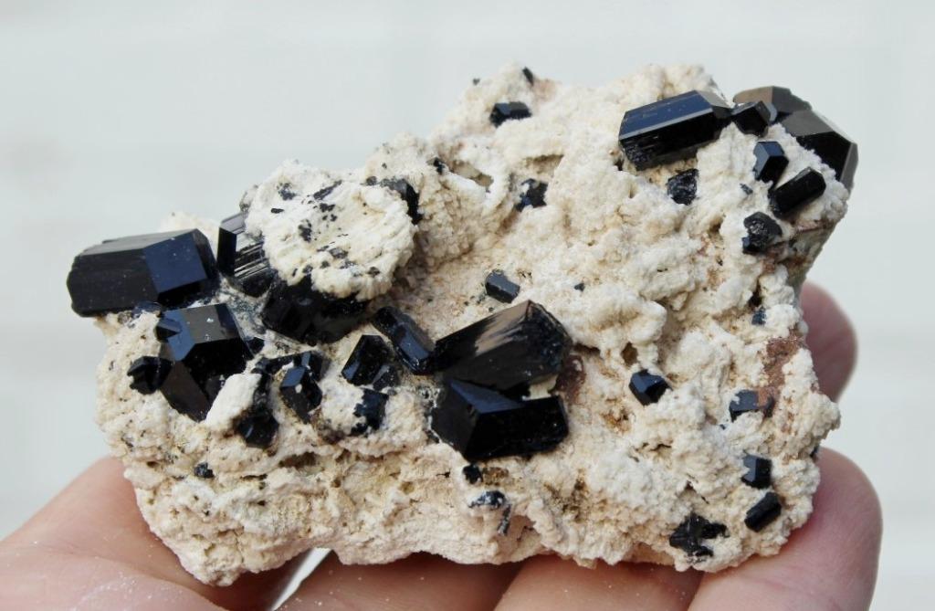 TOERMALIJN op MICROLIEN uit Erongo in NAMIBIE, Ophalen of Verzenden, Mineraal