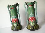 2 Art Nouveau vazen met rode bloemen - Jugendstil, Antiek en Kunst, Ophalen of Verzenden