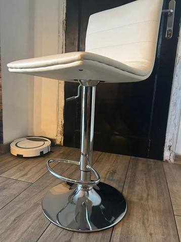 chaise en simili cuir blanc  beschikbaar voor biedingen