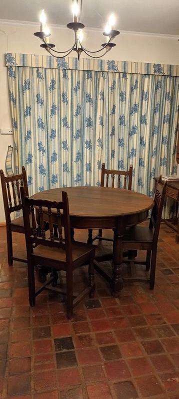 Une table ronde/ovale et 4 chaises en chêne