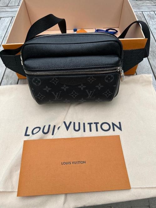 Louis vuitton outdoor bumbag, Handtassen en Accessoires, Tassen | Schoudertassen, Zo goed als nieuw, Overige merken, Zwart, Leer