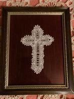 Kanten kruis achter glas, Ophalen