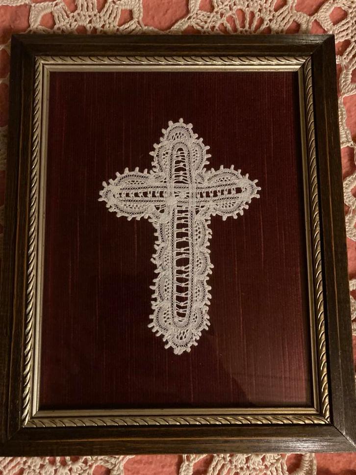 Kanten kruis achter glas, Antiek en Kunst, Antiek | Religieuze voorwerpen, Ophalen