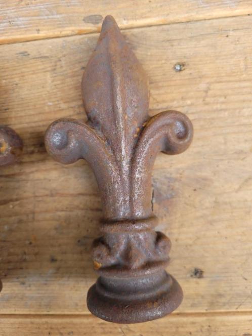 1 Antiek gietijzeren hekpunten paalkop Franse Lelie, Tuin en Terras, Tuinbeelden, Zo goed als nieuw, Overige typen, Metaal, Ophalen of Verzenden