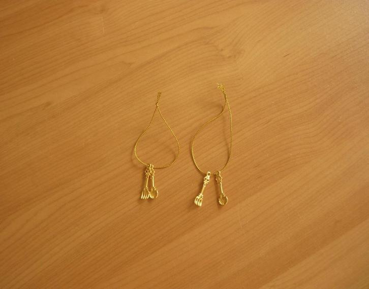 2 goudkleurige hangers miniatuur bestek vork lepel schelp, Diversen, Kerst, Ophalen of Verzenden