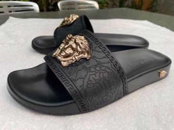 VERSACE slippers beschikbaar voor biedingen