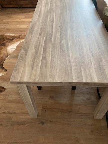 Tafel beschikbaar voor biedingen