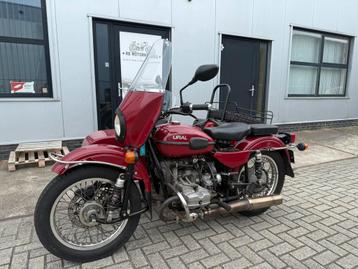 Ural tourist met zijspan. beschikbaar voor biedingen