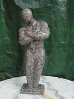 beeld van een mannenlichaam in gepatineerd brons op een gesi, Antiek en Kunst, Ophalen of Verzenden, Brons