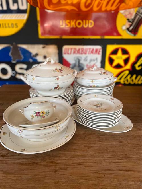 Eetservies Boch kleine bloem en gouden randje, Antiek en Kunst, Antiek | Servies compleet, Ophalen of Verzenden