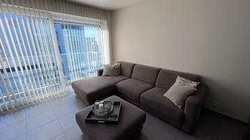 Zetel met loungestuk en poef beschikbaar voor biedingen