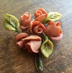 Vintage broche met roze, rozenboeket in was, Handtassen en Accessoires, Broches, Overige materialen, 4 tot 7 cm, Ophalen of Verzenden