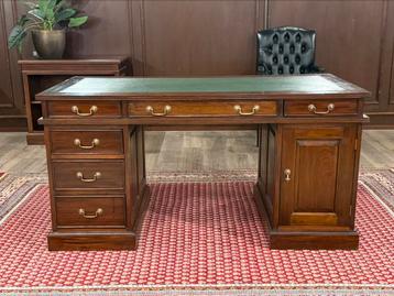 Klassiek Engels bureau #527 beschikbaar voor biedingen