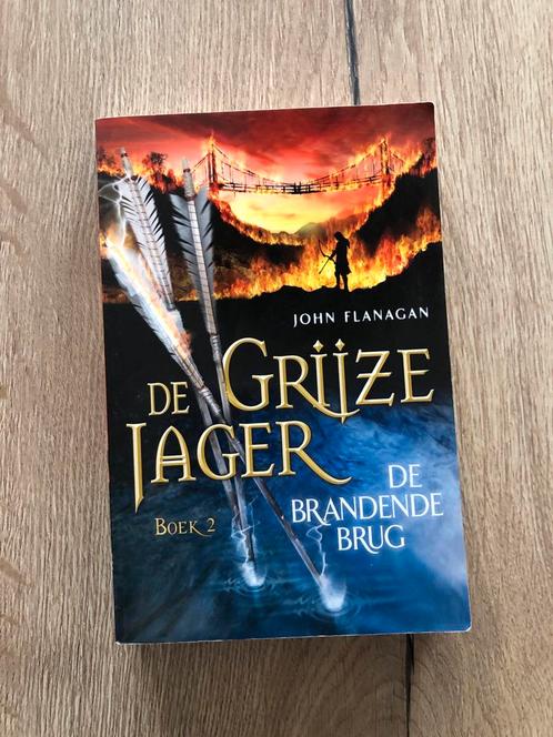 John Flanagan - De brandende brug, Boeken, Kinderboeken | Jeugd | 10 tot 12 jaar, Zo goed als nieuw, Ophalen of Verzenden