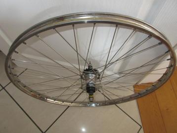 Achterwiel 28X 1 5/8X 1 3/8 met Shimano Nexus 3 versnelling.