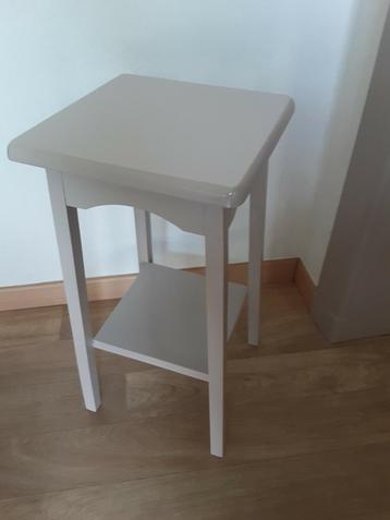 Schattig  bijzettafeltje  of plantenstaander  beschikbaar voor biedingen