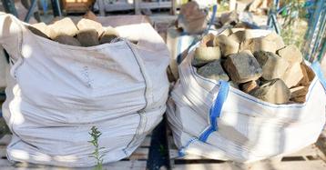 Set van 2 natuursteenklinkers - 1700 kg (300 straatstenen) beschikbaar voor biedingen