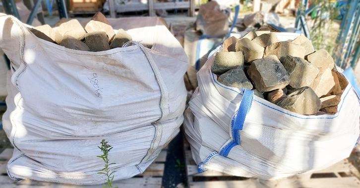 Set van 2 natuursteenklinkers - 1700 kg (300 straatstenen), Tuin en Terras, Tegels en Klinkers, Zo goed als nieuw, Overige typen