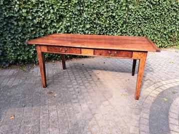 Klassieke eettafel  beschikbaar voor biedingen