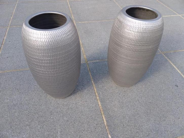 2 prachtige zilverkleurige vazen van steengoed, Huis en Inrichting, Woonaccessoires | Vazen, Zo goed als nieuw, Minder dan 50 cm