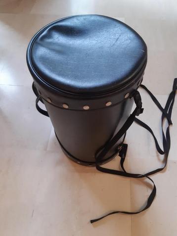 Sacoche cylindrique pour moto style chopper , similicuir clo beschikbaar voor biedingen