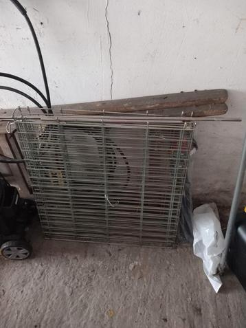 Kleine open Hondenkennel  beschikbaar voor biedingen