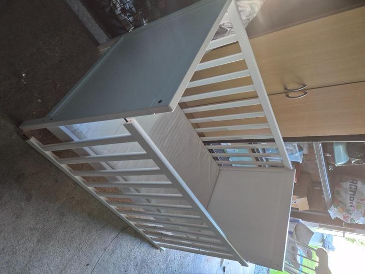 Baby-peuter bedje 60 x 120 en matras. Lakenset 2x en dons, Kinderen en Baby's, Babywiegjes en Ledikanten, Zo goed als nieuw, Ledikant