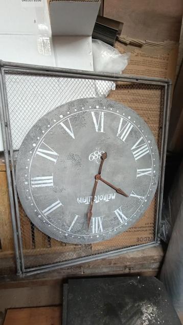 Horloge en metal beschikbaar voor biedingen