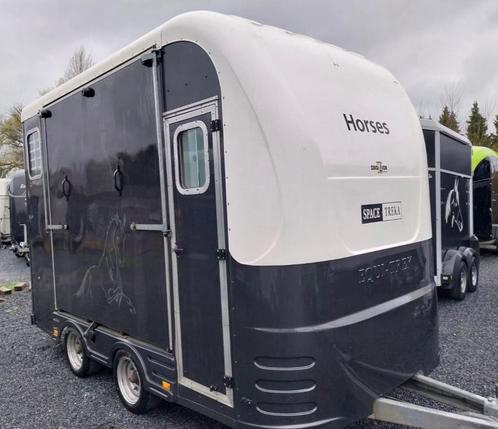 Equitrek L van 2010 zijlader ruim zadelkamer, Dieren en Toebehoren, Paarden en Pony's | Trailers en Aanhangwagens, Gebruikt, 2-paards trailer