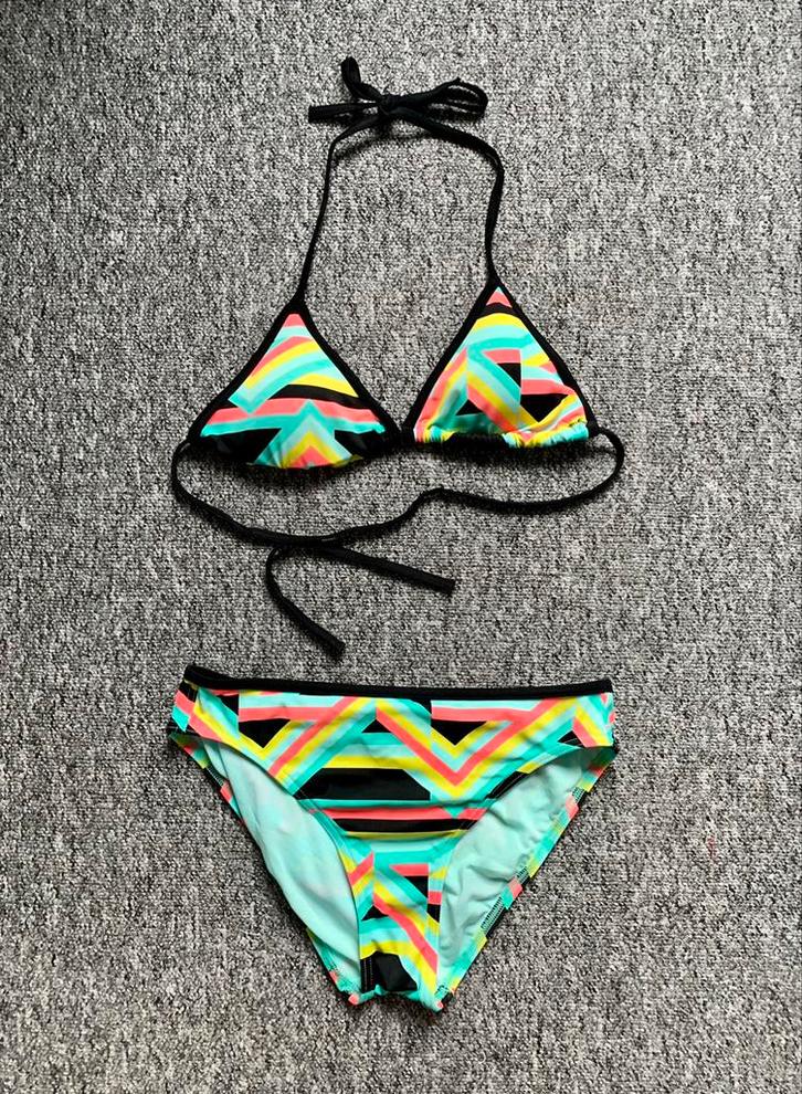 Bikini femme à triangles taille S/M, Vêtements | Femmes, Vêtements de Bain & Maillots de Bain, Maillot de bain
