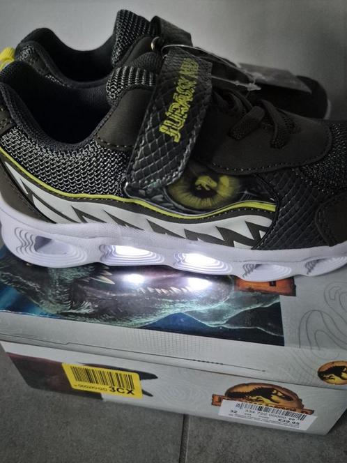 Splinternieuwe kinderschoenen JURASSIC WORLD met lichtjes, Kinderen en Baby's, Kinderkleding | Schoenen en Sokken, Ophalen of Verzenden