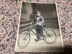 Foto jongen met fiets. Getekend F.Castiaux 1938, Collections, Photos & Gravures, Photo, Enfant, Avant 1940, Utilisé