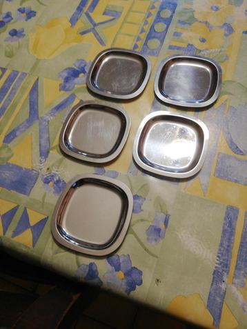 5 sous-verres en métal argenté.  beschikbaar voor biedingen