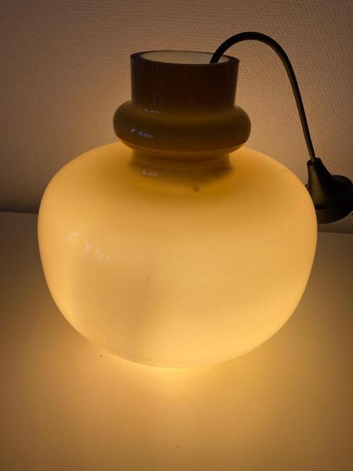 Lampe Globe opaline suédoise, Maison & Meubles, Lampes | Suspensions, Utilisé, Moins de 50 cm, Verre, Enlèvement ou Envoi